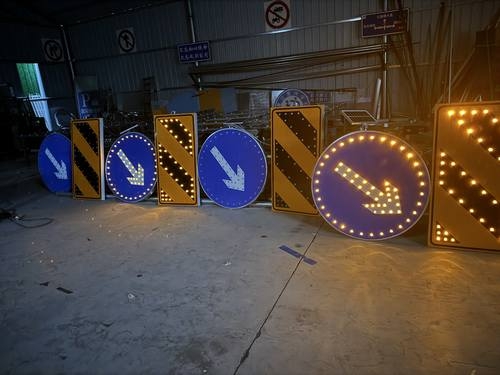 张家界张家界河南太阳能交通标牌 河南自发光交通路标牌厂家